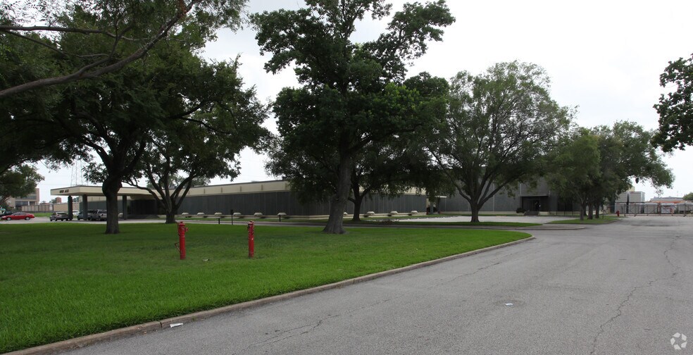 3021 Mangum Rd, Houston, TX à louer - Photo de l’immeuble – Image 3 sur 5