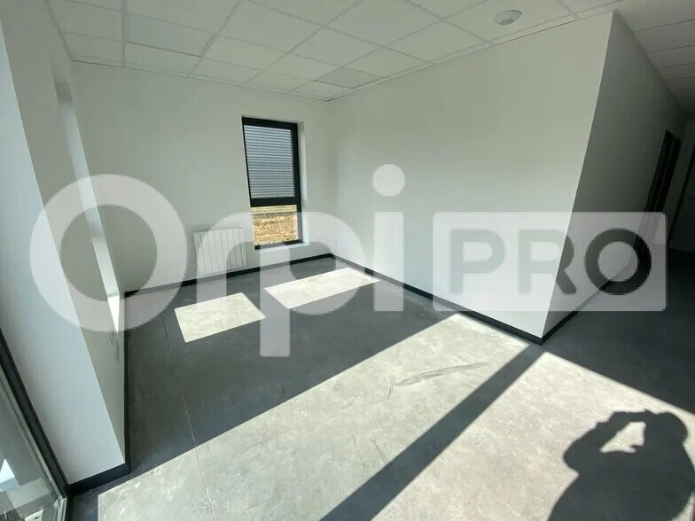Bureau dans Saint-Jean-de-la-Neuville à louer - Photo de l’immeuble – Image 3 sur 10
