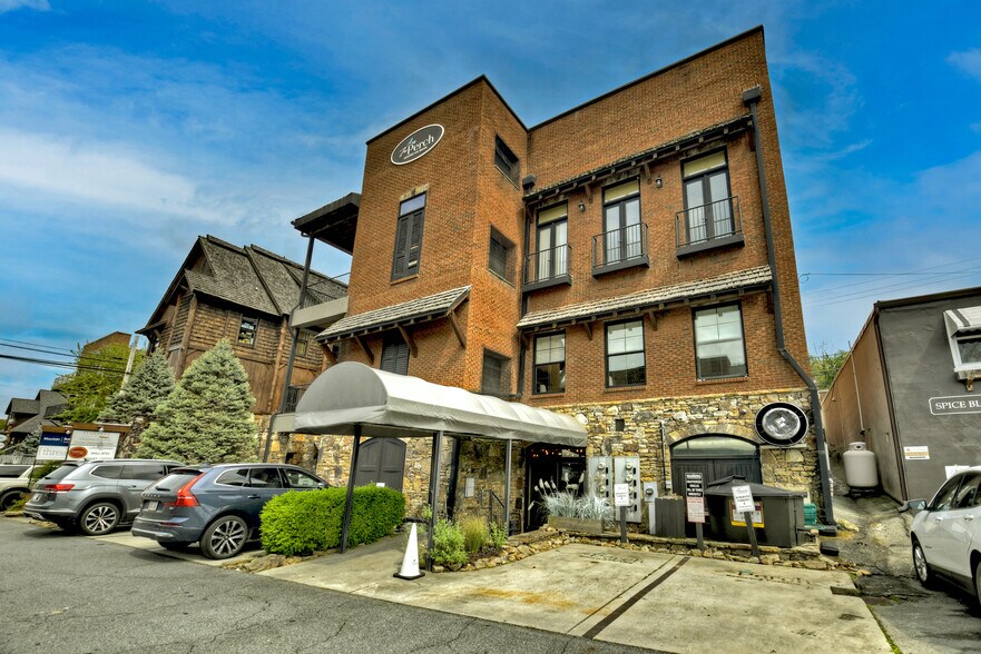 588 E Main St, Blue Ridge, GA à louer - Photo de l’immeuble – Image 1 sur 13