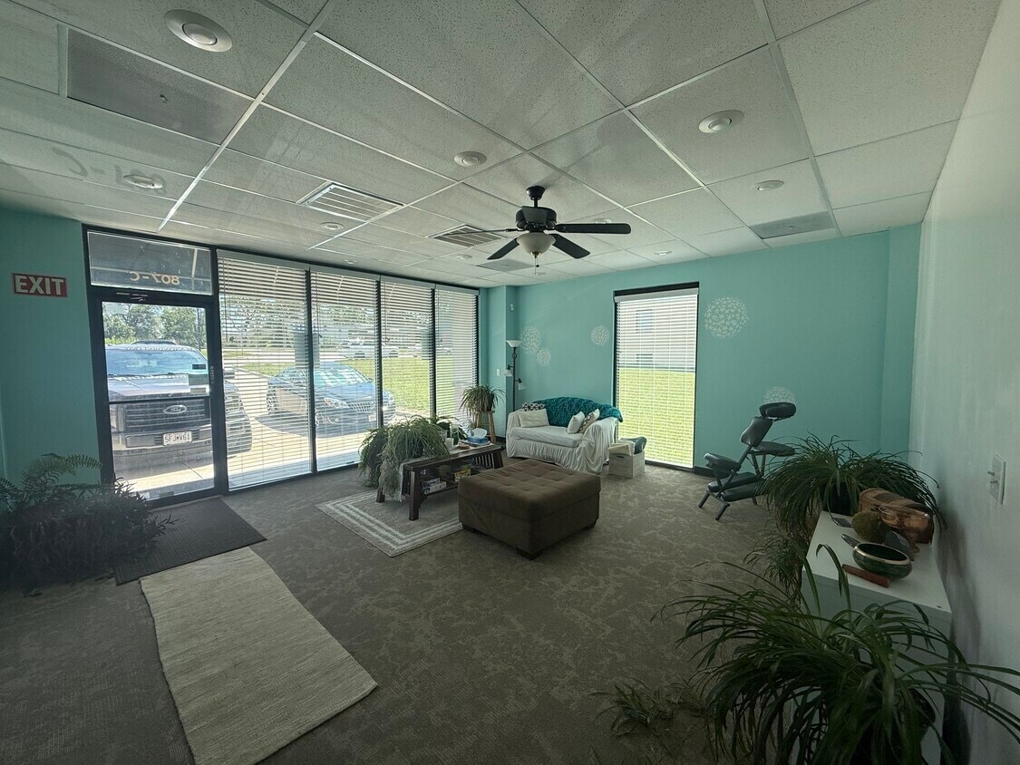 805-807 W Main St, Blue Springs, MO 64015 - Lot 807 C -  - Photo intérieure - Image 1 of 4