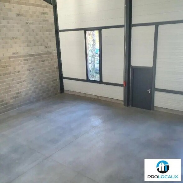 Local d’activités dans Voreppe à louer - Photo de l’immeuble – Image 3 sur 4