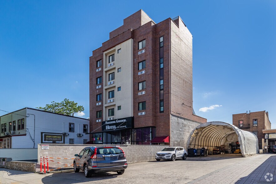 31-16 Linden Pl, Flushing, NY à vendre - Photo de l’immeuble – Image 3 sur 4