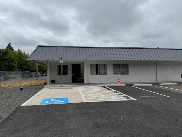 1800 NE Highway 99W, Mcminnville, OR à louer Photo de l’immeuble– Image 1 sur 7