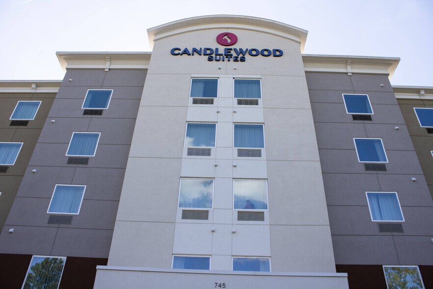 745 Cobb Place Blvd NW, Kennesaw, GA à vendre - Photo de l’immeuble – Image 2 sur 15