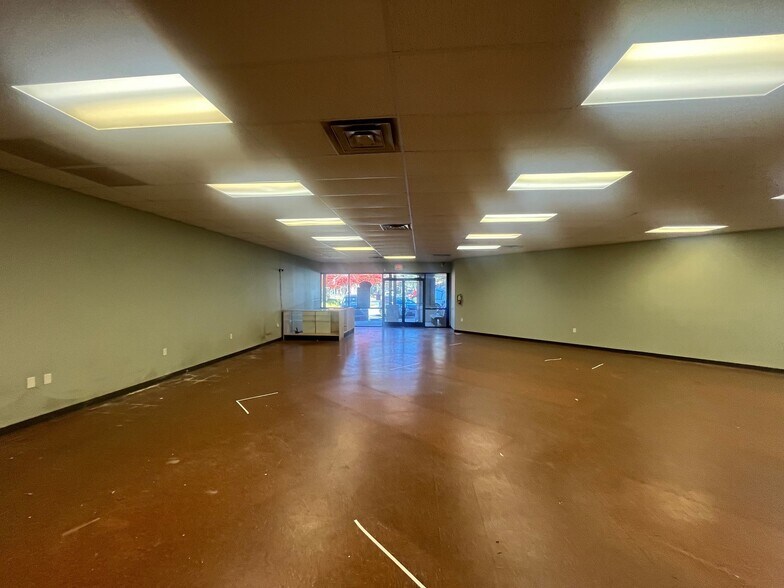 1950 Hendersonville Rd, Asheville, NC à louer - Photo de l’immeuble – Image 2 sur 13