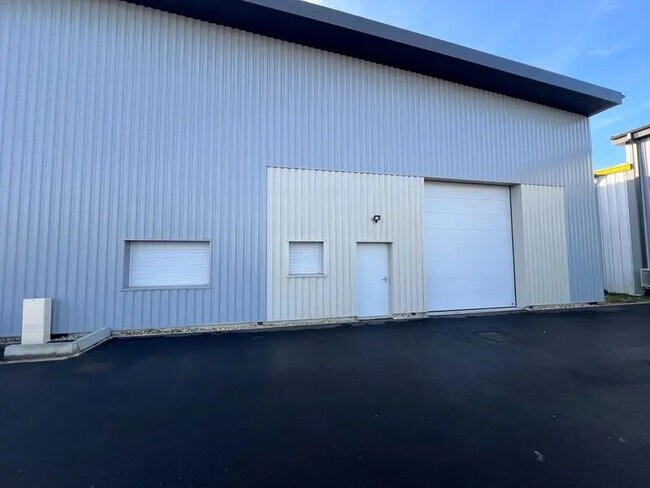 Plus de détails pour Local d'activités à louer