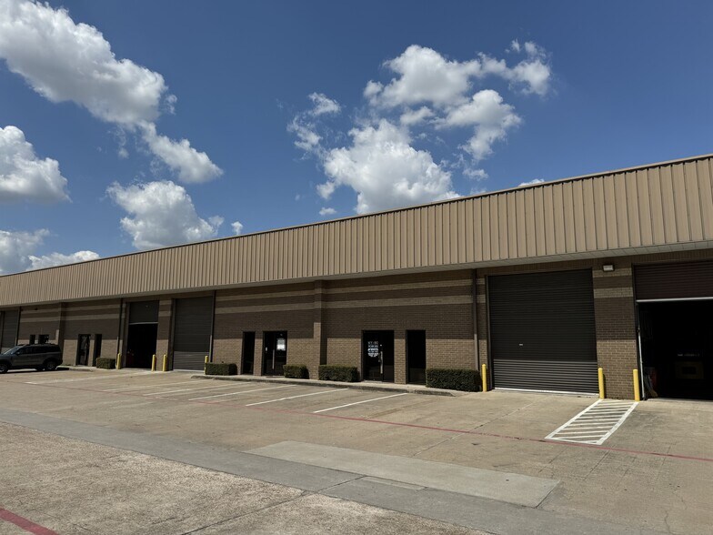 5829 W Sam Houston Pky N, Houston, TX à louer - Photo de l’immeuble – Image 2 sur 5