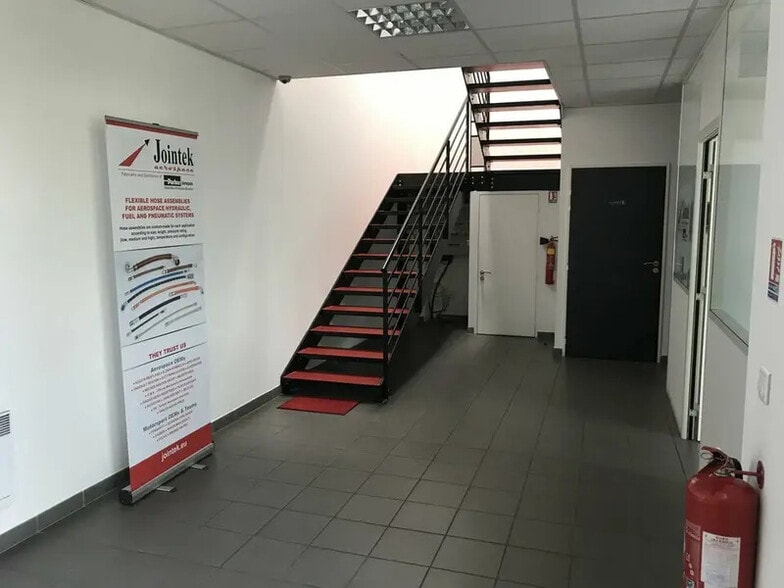 Local d’activités dans Stains à louer - Hall d’entrée – Image 3 sur 5