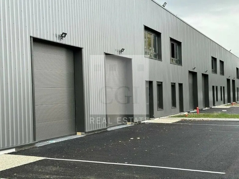 Local d'activités dans Bourgoin-Jallieu à vendre - Photo de l’immeuble – Image 3 sur 13