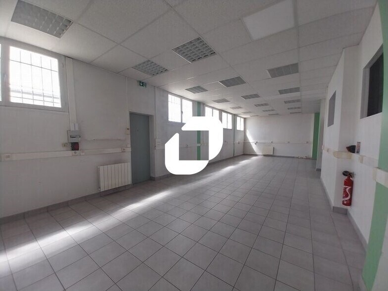 Bureau dans Le Mesnil-Saint-Denis à vendre - Photo intérieure – Image 2 sur 12