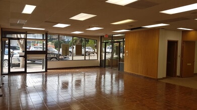 4814 50 St, Red Deer, AB à louer Photo intérieure– Image 2 sur 6