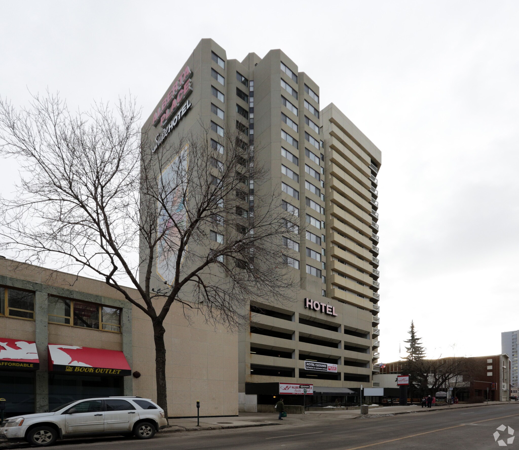 10049 103rd St NW, Edmonton, AB à louer Photo principale– Image 1 sur 21
