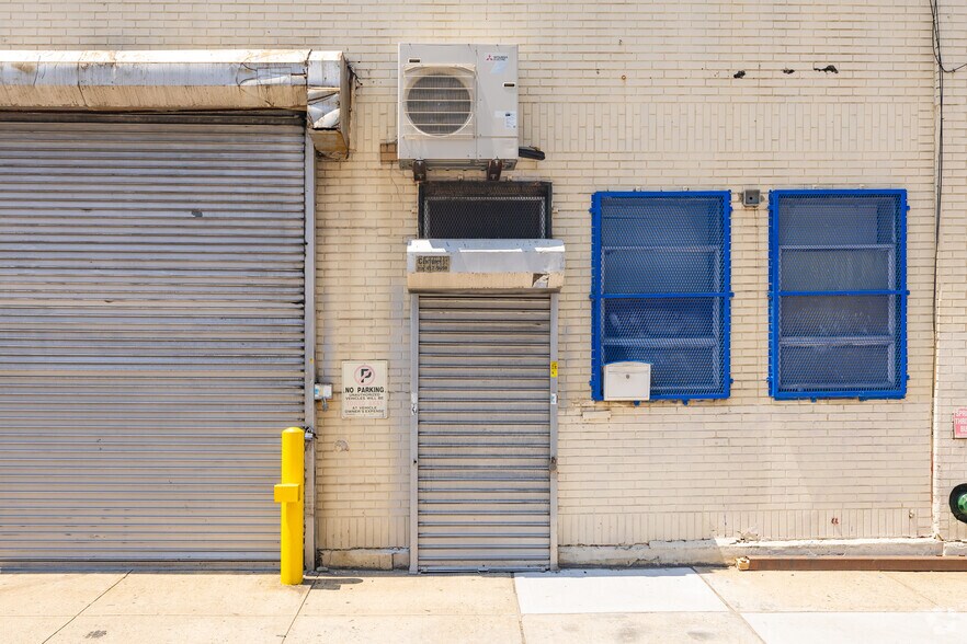 3064 Review Ave, Long Island City, NY à louer - Photo de l’immeuble – Image 1 sur 16