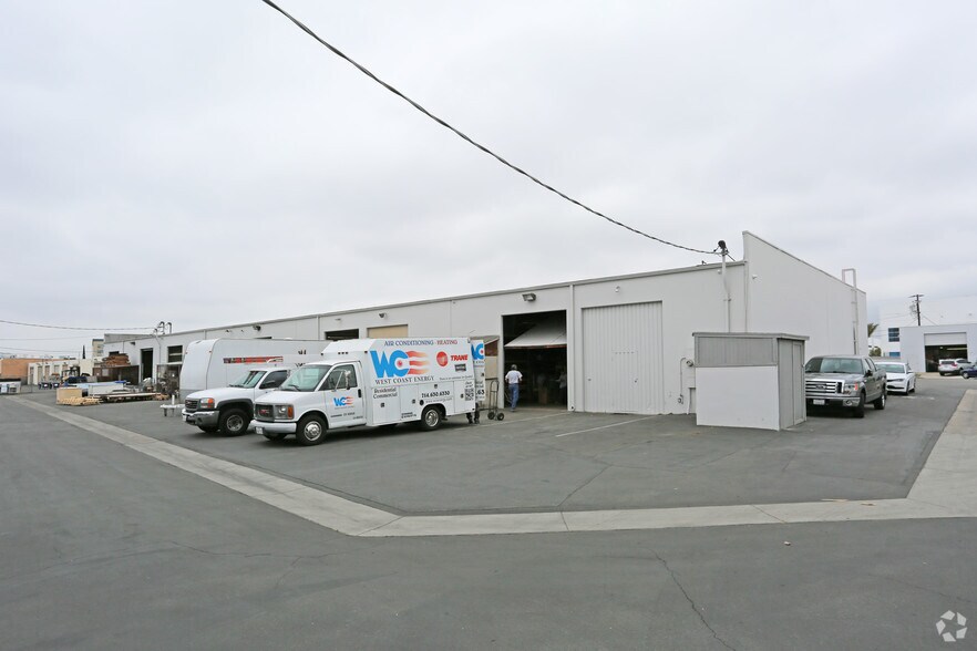 1180 N Fountain Way, Anaheim, CA à louer - Photo de l’immeuble – Image 3 sur 4