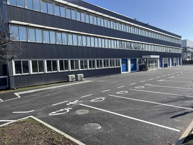 11 Avenue Albert Einstein, Le Blanc-Mesnil à louer - Photo de l’immeuble – Image 3 sur 25