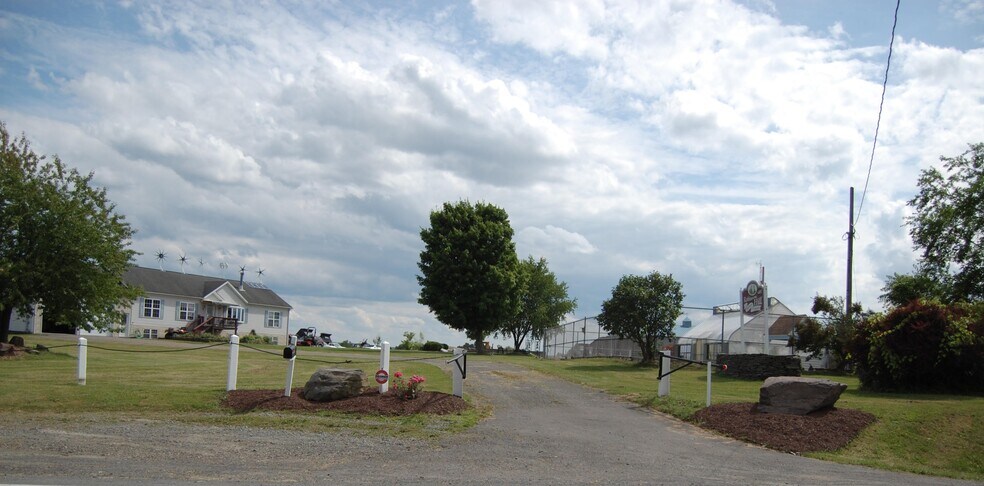 1000 Robinson Hill Rd, Johnson City, NY à vendre - Photo principale – Image 1 sur 3