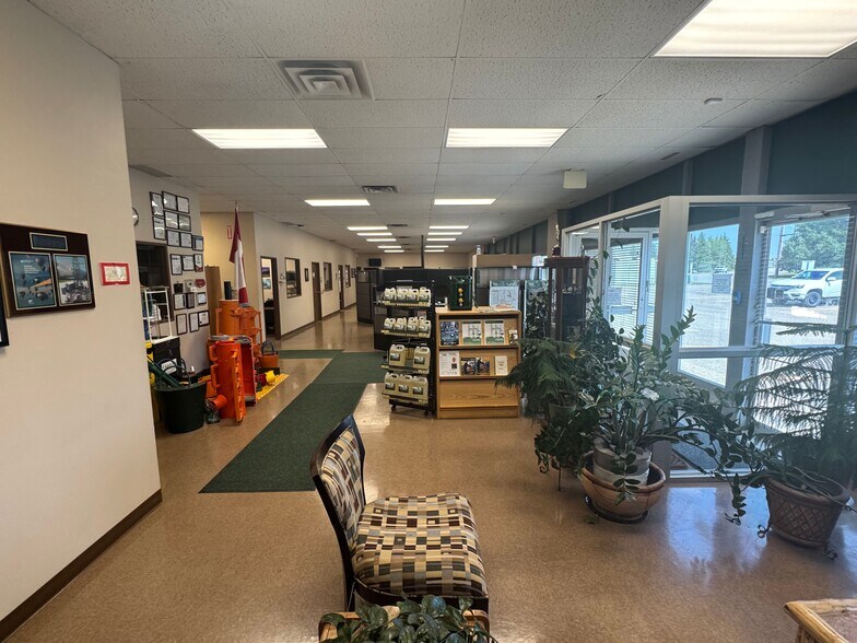 8210 Mcintyre Rd NW, Edmonton, AB à vendre - Photo de l’immeuble – Image 3 sur 4