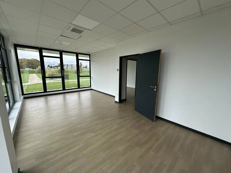 Bureau dans Bezannes à louer - Photo de l’immeuble – Image 2 sur 9