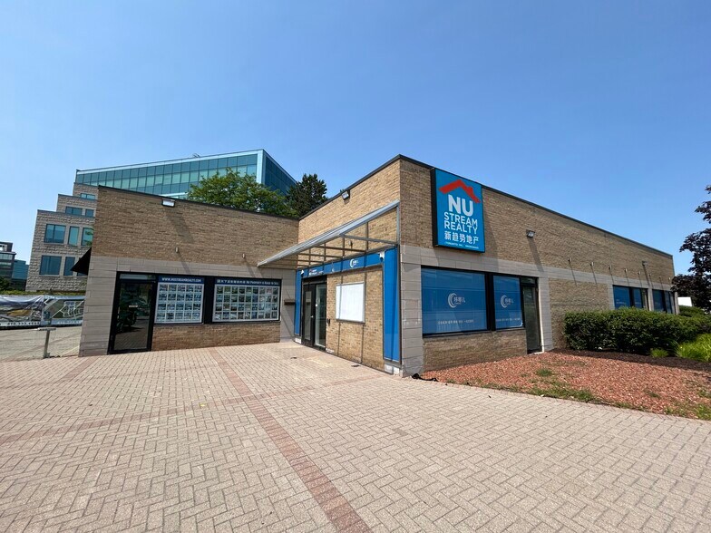 140 York Blvd, Richmond Hill, ON à louer - Photo de l’immeuble – Image 2 sur 6