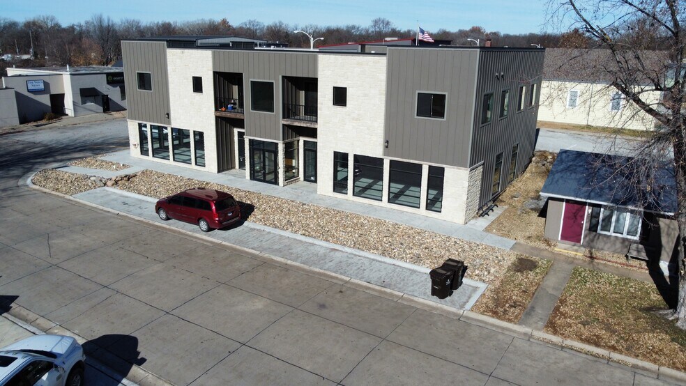 102 Locust St, Hickman, NE à louer - Photo de l’immeuble – Image 2 sur 17