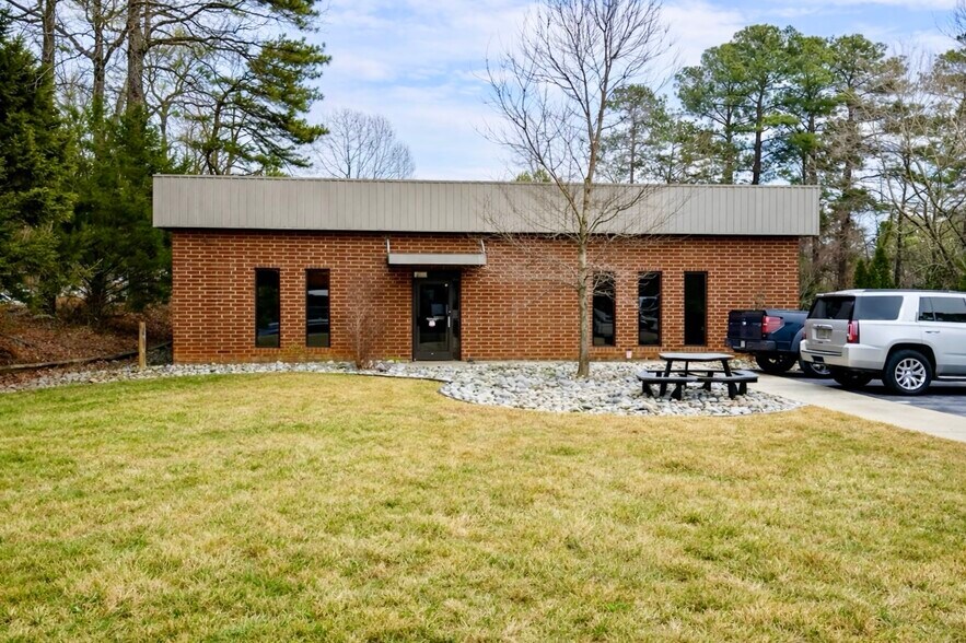 8621 Barefoot Industrial Rd, Raleigh, NC à louer - Photo principale – Image 1 sur 8