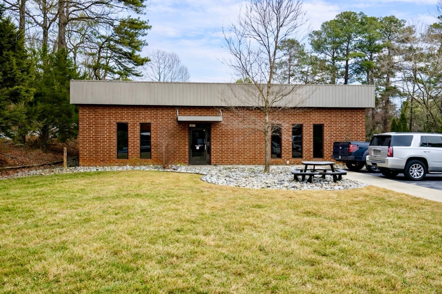 8621 Barefoot Industrial Rd, Raleigh, NC à louer Photo principale– Image 1 sur 9