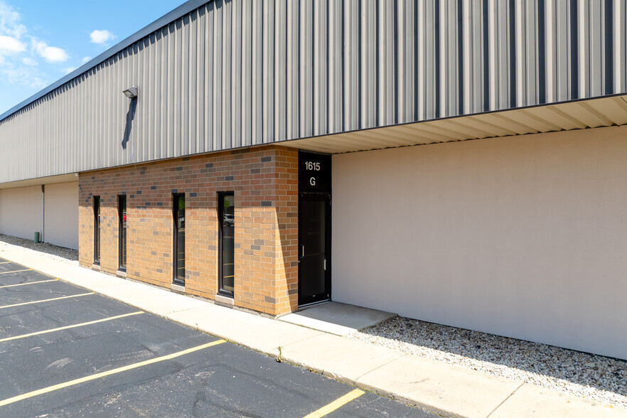 1605 Dundee Ave, Elgin, IL à louer - Photo de l’immeuble – Image 3 sur 5