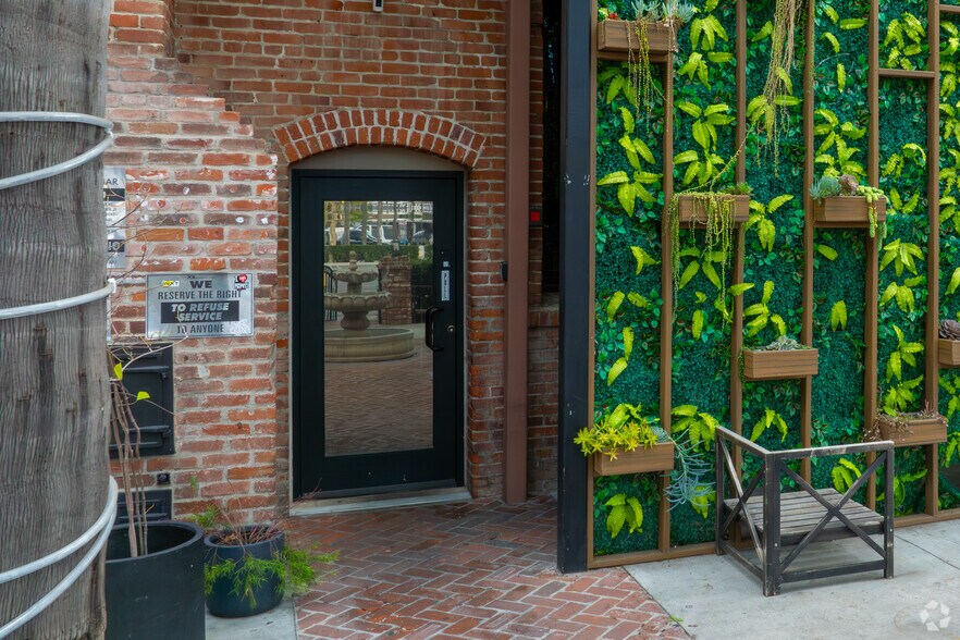 100 S Main St, Santa Ana, CA à louer - Photo de l’immeuble – Image 3 sur 20