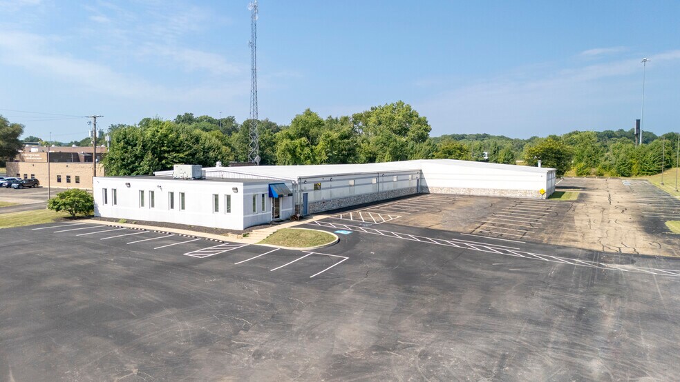 7801 NW Freedom Ave, North Canton, OH à louer - Photo de l’immeuble – Image 3 sur 13