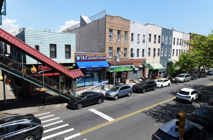 703 Seneca Ave, Ridgewood, NY à vendre - Photo principale – Image 2 sur 13