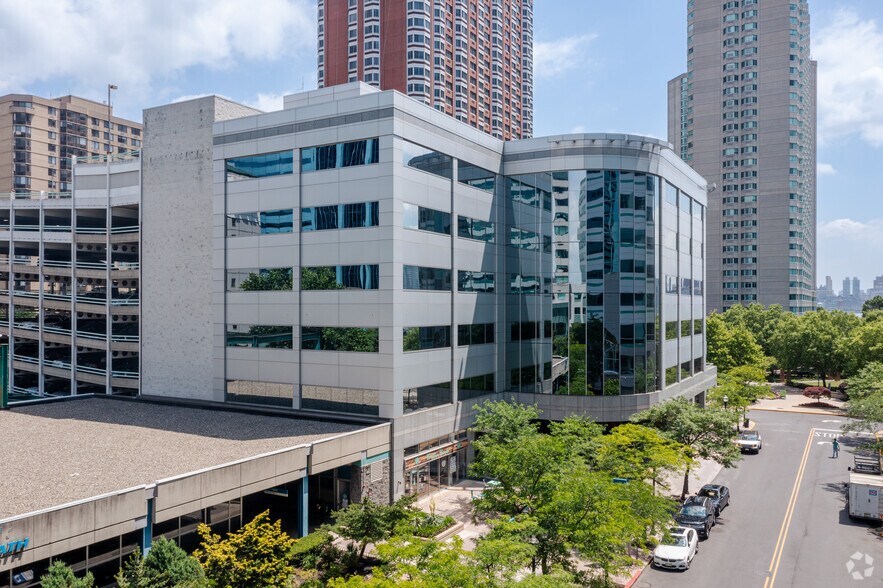 100 Town Square Pl, Jersey City, NJ à louer - Photo de l’immeuble – Image 2 sur 5