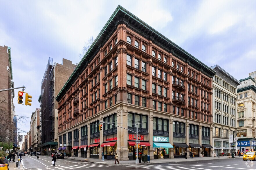 The Manhattan Retail Collection portefeuille de 7 biens à vendre sur LoopNet.fr - Photo principale – Image 1 sur 14