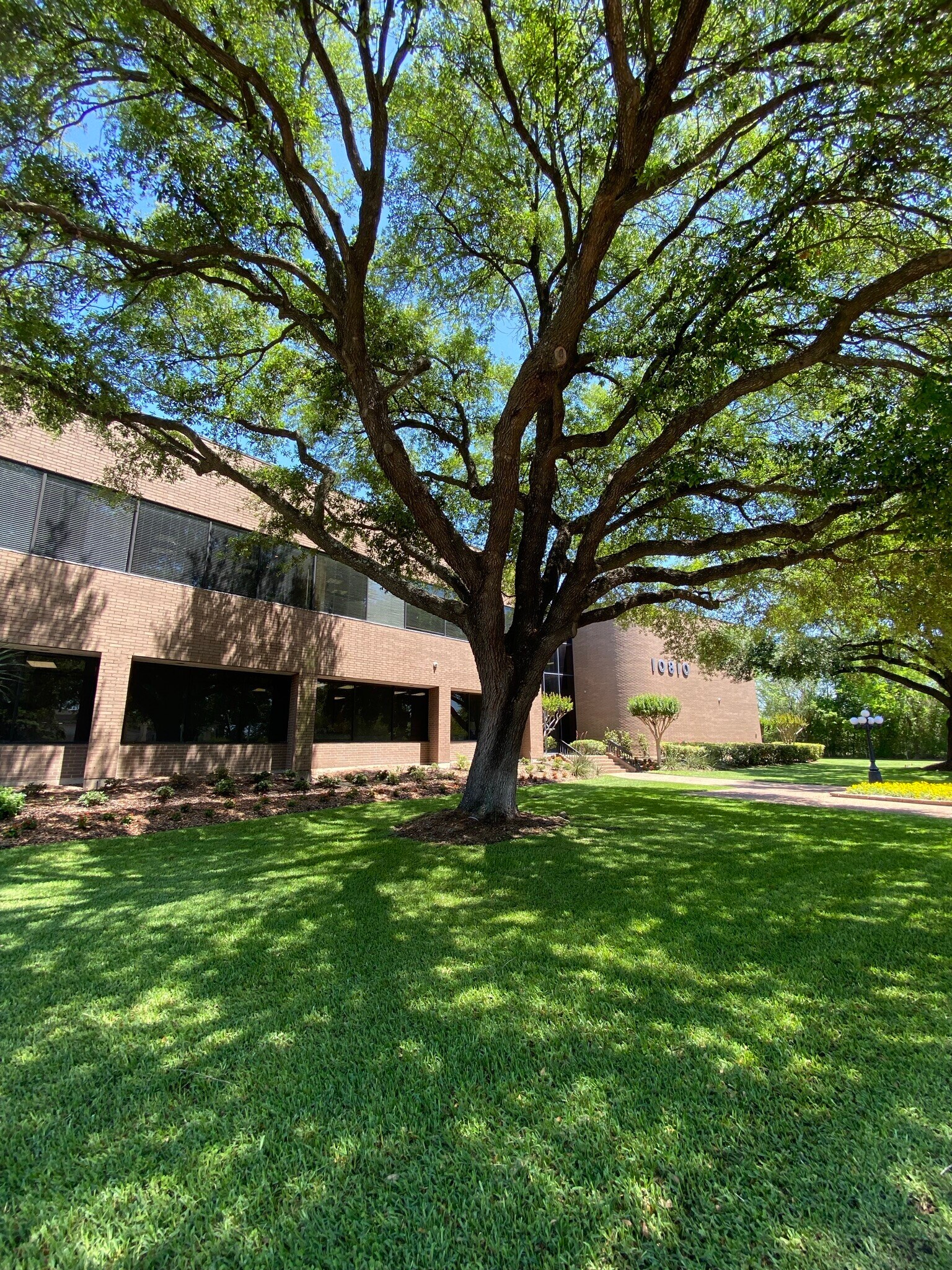 10810 Katy Fwy, Houston, TX à louer Photo de l’immeuble– Image 1 sur 10