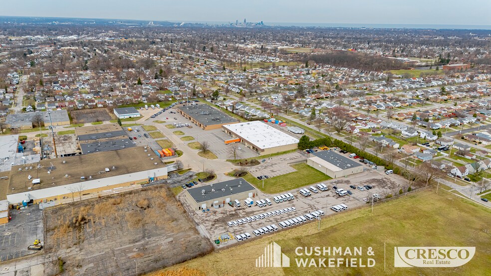 4300 Cranwood Pky, Warrensville Heights, OH à louer - Photo de l’immeuble – Image 2 sur 13