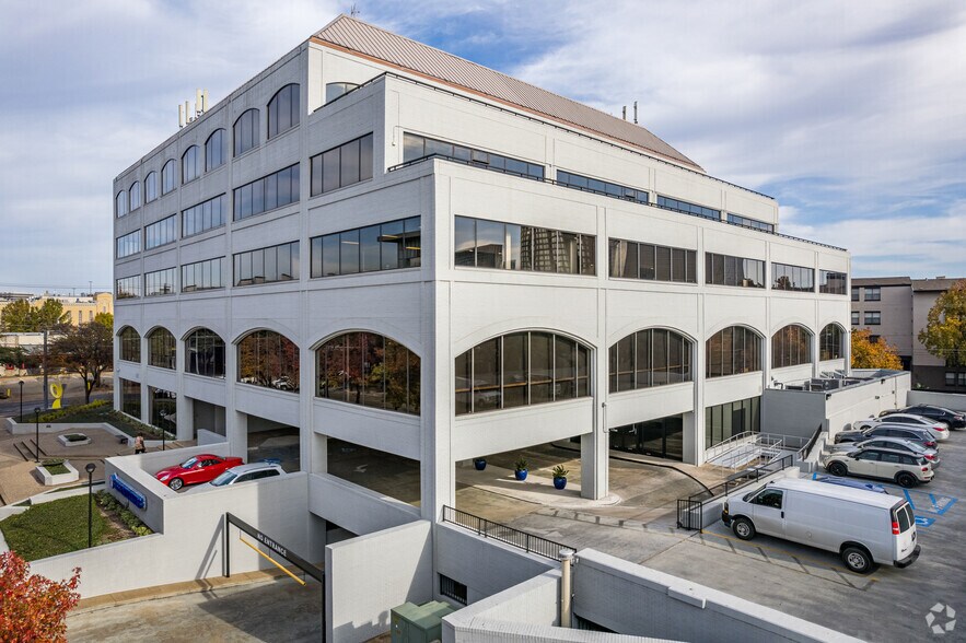 3400 Carlisle St, Dallas, TX à louer - Photo de l’immeuble – Image 2 sur 12