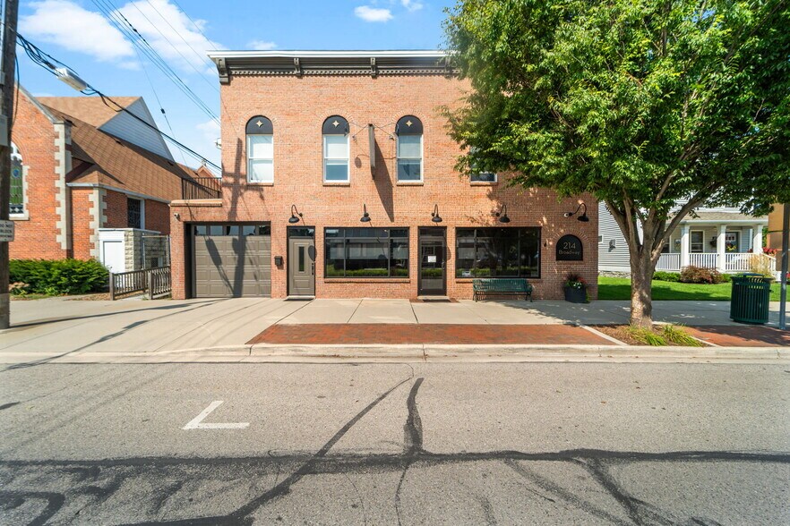 214 Broadway St, Marine City, MI à vendre - Photo principale – Image 1 sur 66