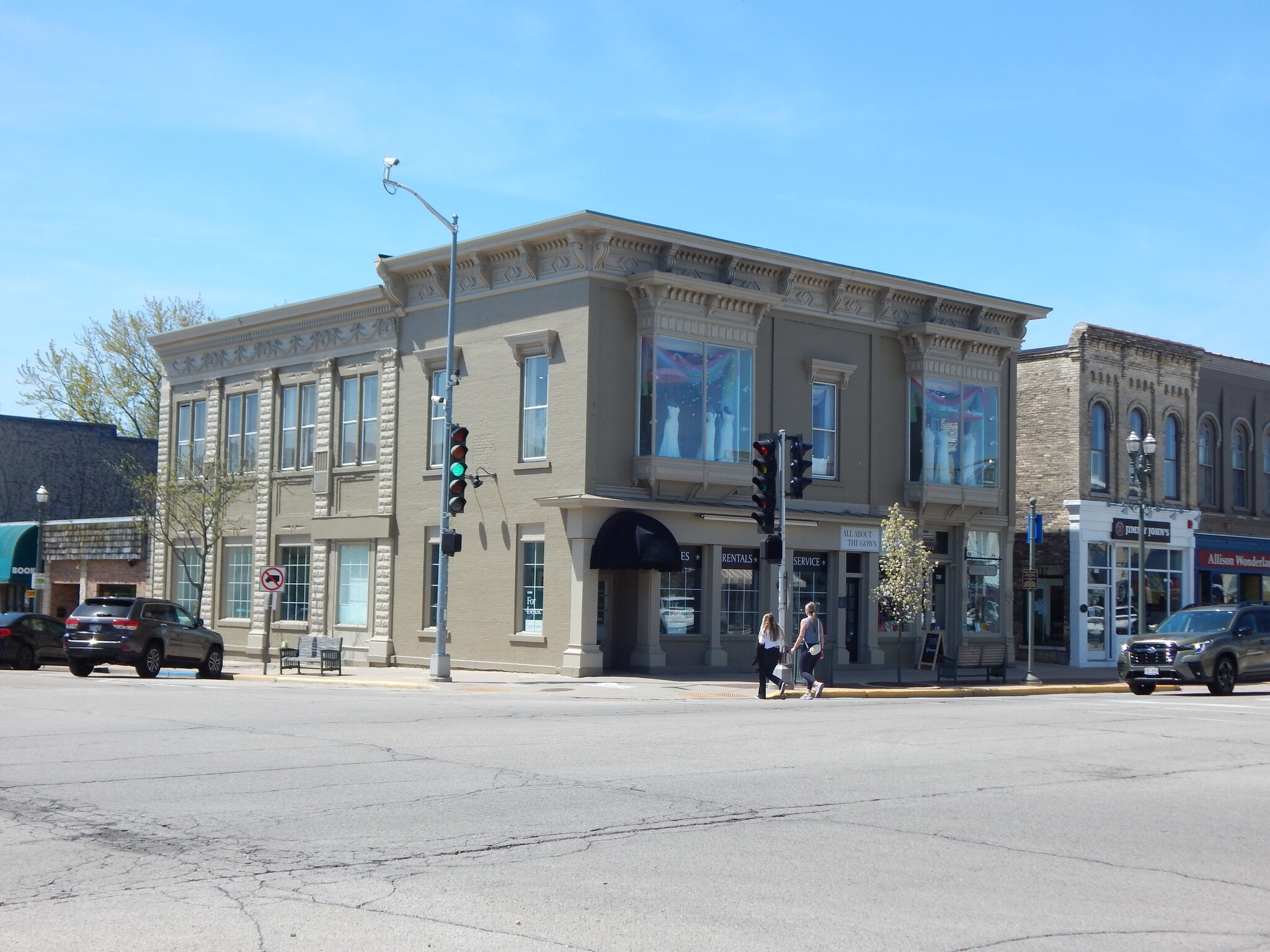 704 W Main St, Lake Geneva, WI à louer Photo de l’immeuble– Image 1 sur 6