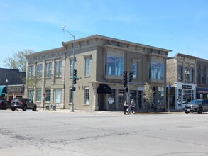 704 W Main St, Lake Geneva, WI à louer Photo de l’immeuble– Image 1 sur 6