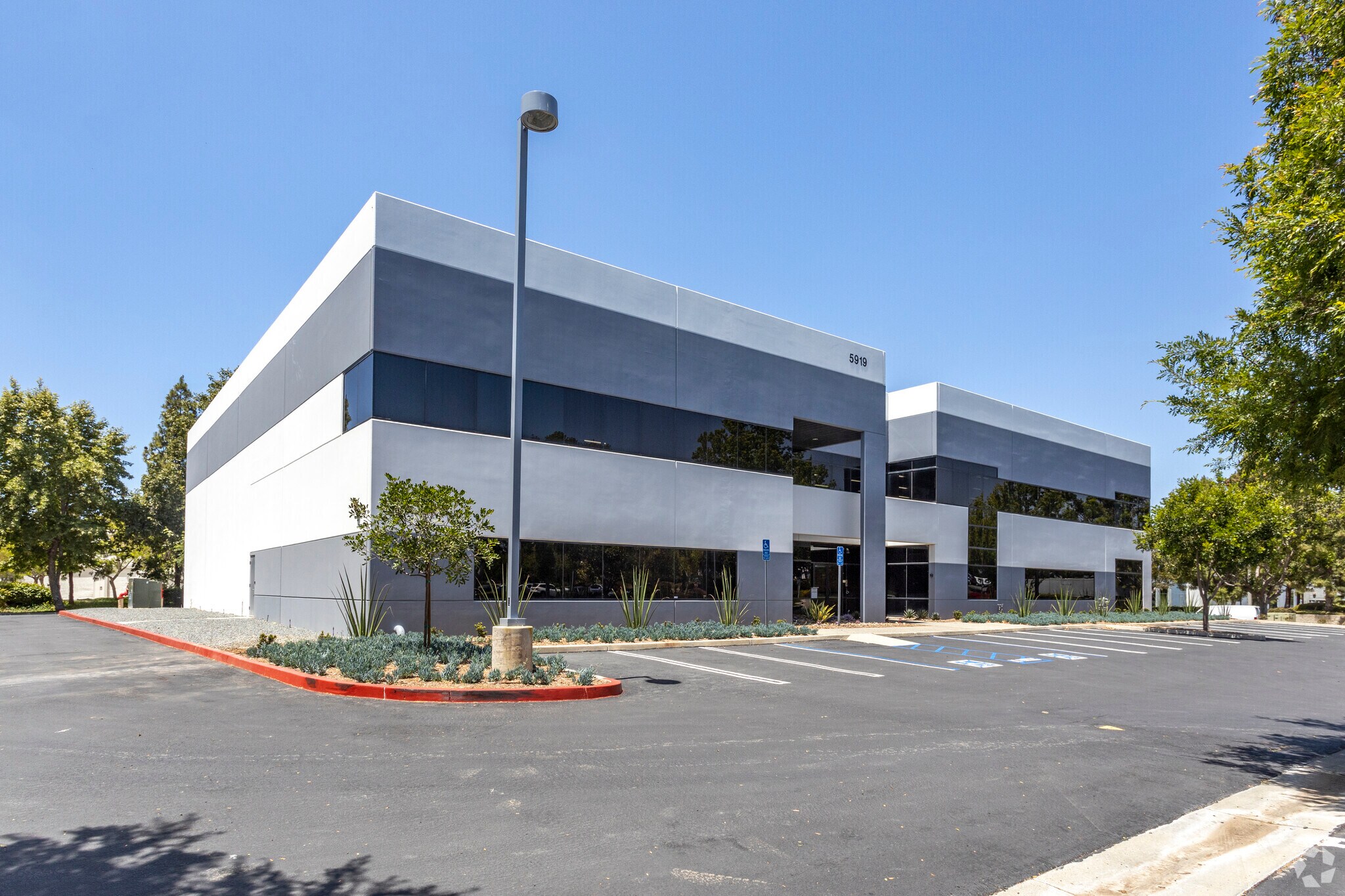 5919 Farnsworth Ct, Carlsbad, CA à louer Photo principale– Image 1 sur 6