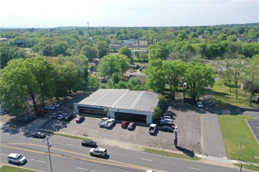 302 E Parkway Dr, Russellville, AR à vendre - Photo de l’immeuble – Image 3 sur 14