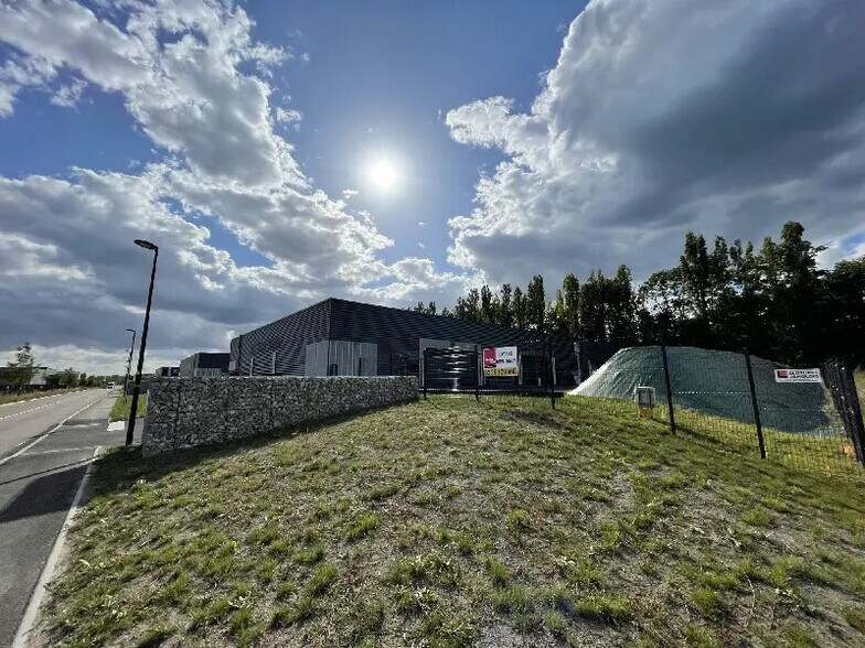 Local d’activités dans Oissel à louer - Photo de l’immeuble – Image 1 sur 5