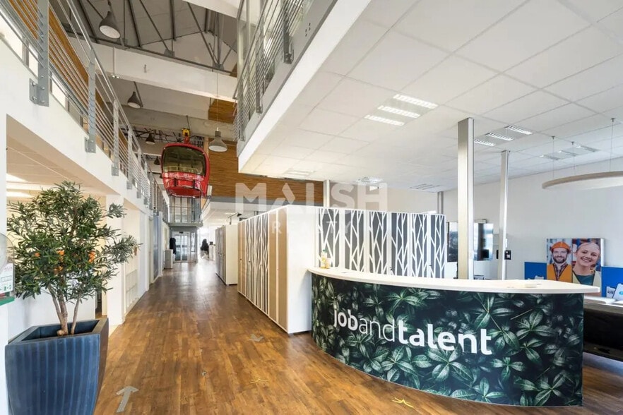 Local d'activités dans Saint-André-de-Corcy à vendre - Photo de l’immeuble – Image 3 sur 69