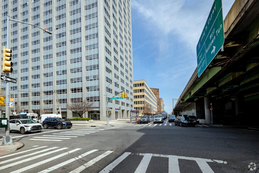 59-17 Junction Blvd, Corona, NY à louer - Photo de l’immeuble – Image 2 sur 5