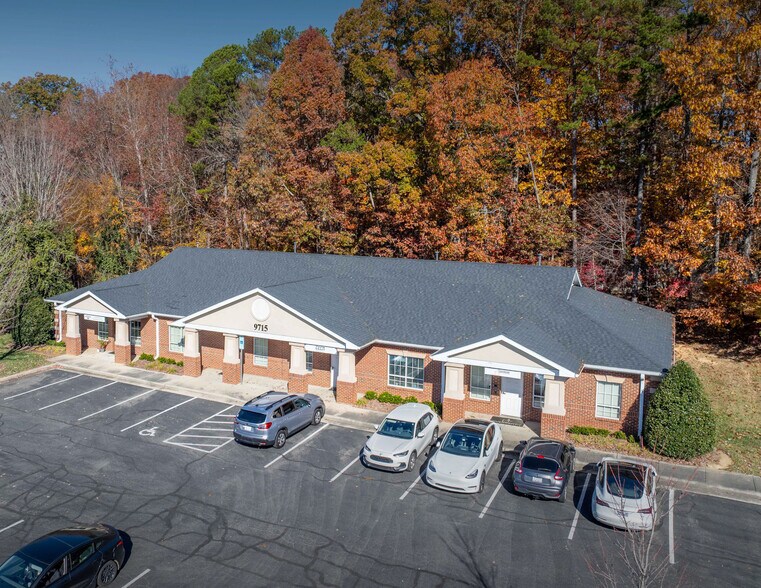 9715 Northeast Pky, Matthews, NC à louer - Photo principale – Image 1 sur 5
