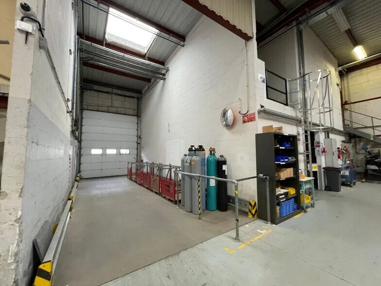 Industriel/Logistique dans Buc à vendre - Photo de l’immeuble – Image 2 sur 5