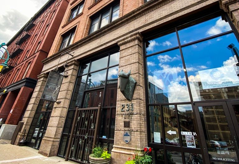 231 E Buffalo St, Milwaukee, WI à vendre - Photo de l’immeuble – Image 2 sur 13