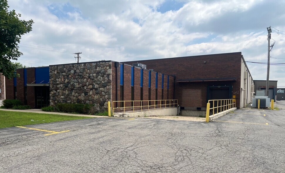 8400 Ronda Dr, Canton, MI à louer - Photo de l’immeuble – Image 1 sur 6