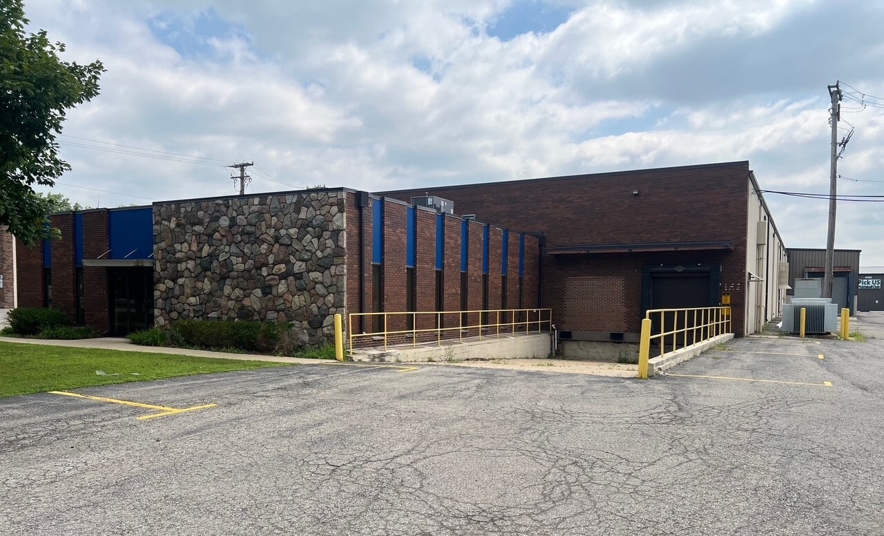 8400 Ronda Dr, Canton, MI à louer Photo de l’immeuble– Image 1 sur 6