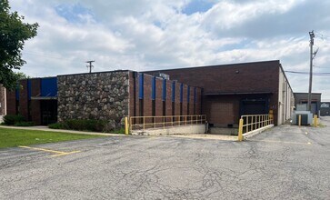 8400 Ronda Dr, Canton, MI à louer Photo de l’immeuble– Image 1 sur 6