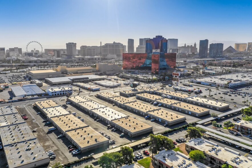 3871 S Valley View Blvd, Las Vegas, NV à louer - Photo de l’immeuble – Image 3 sur 8